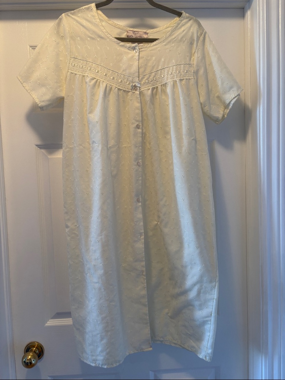 Pale Yellow Short-Sleeve Eyelet Robe - Women's Soft Sleepwear